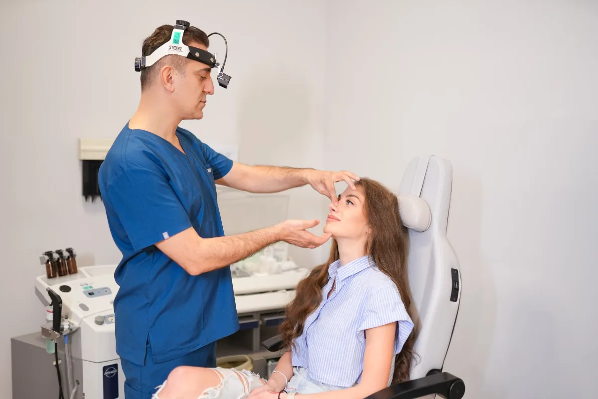 استشارة طبية لسيدة في عيادة جراحة التجميل قبل اتخاذ قرار الجراحة